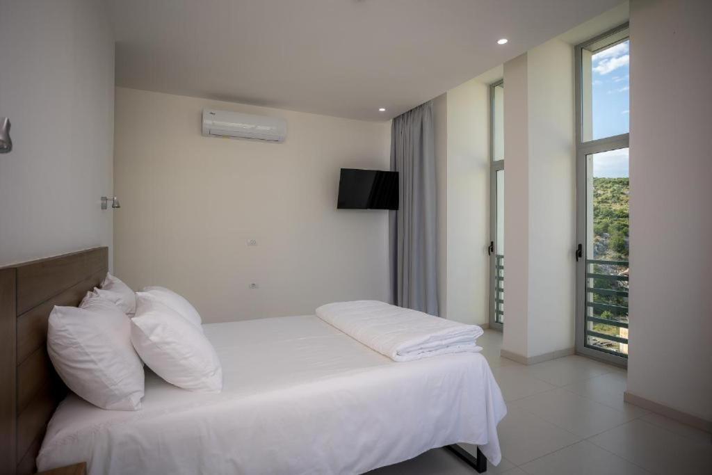 Sky Hotel Shkoder Bagian luar foto
