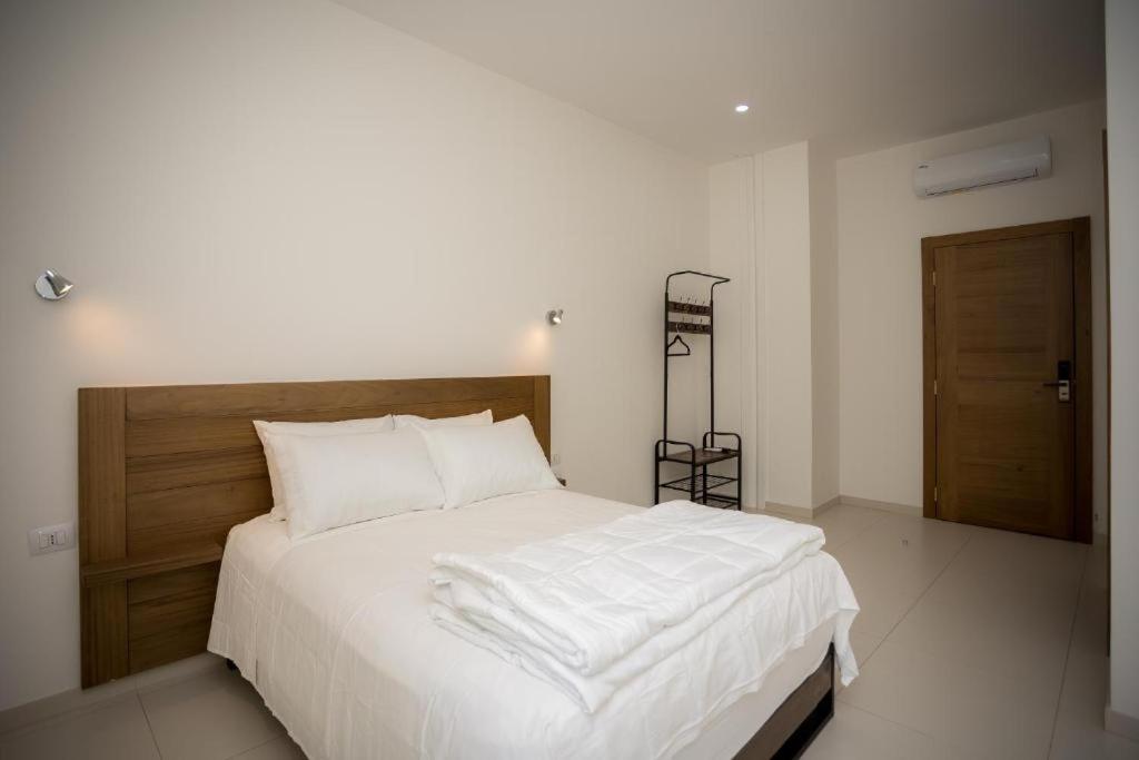 Sky Hotel Shkoder Bagian luar foto