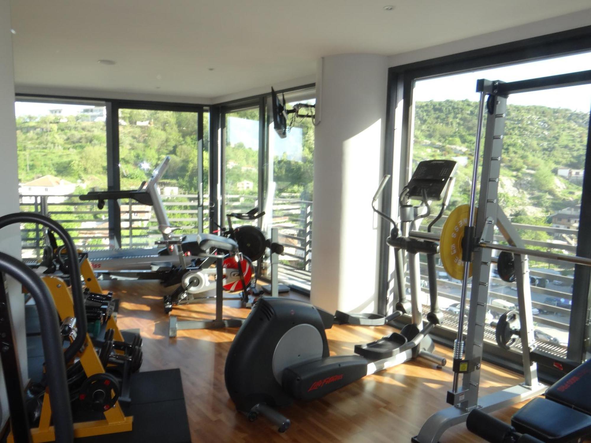 Sky Hotel Shkoder Bagian luar foto
